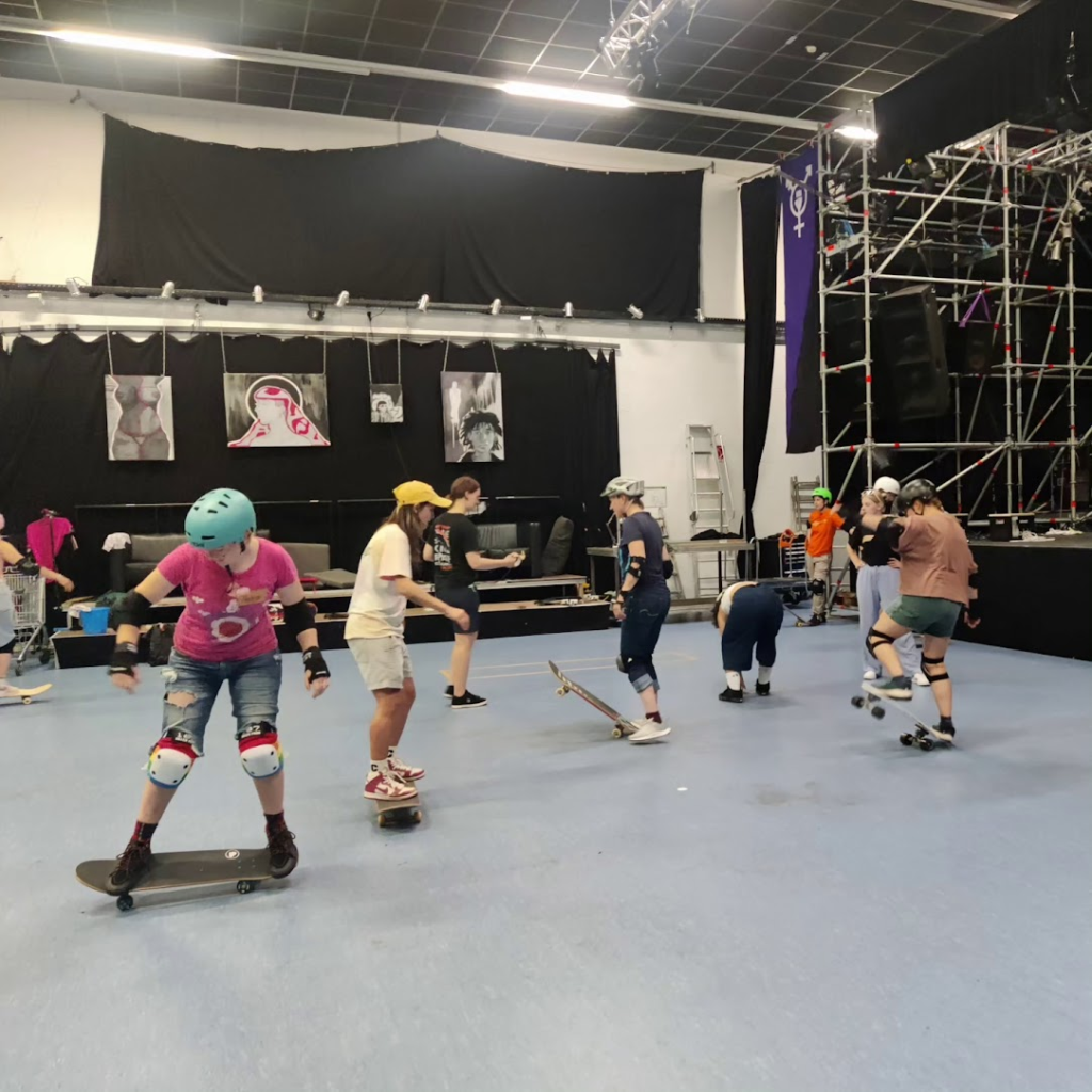 Bericht: FLINTA* Skate-Workshop mit QueerKastle & Rollbrett